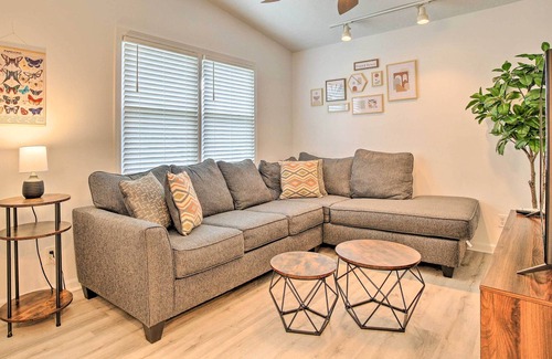 West Haven Cottage | Charming Home ~ 6 Mi to Downtown New Haven!
