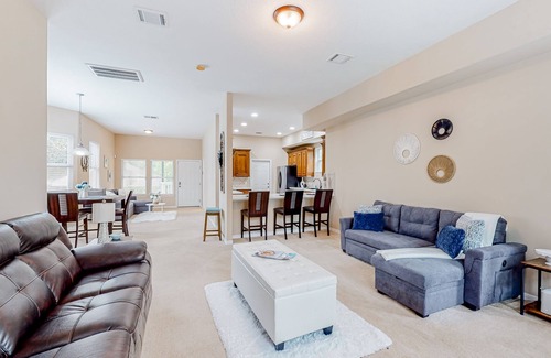 Pearland House | Charming home outside of the city with a large yard, washer/dryer, & central AC