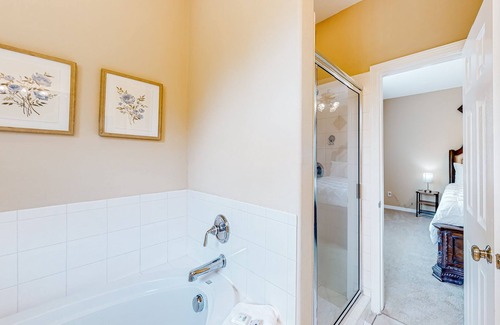 Pearland House | Charming home outside of the city with a large yard, washer/dryer, & central AC
