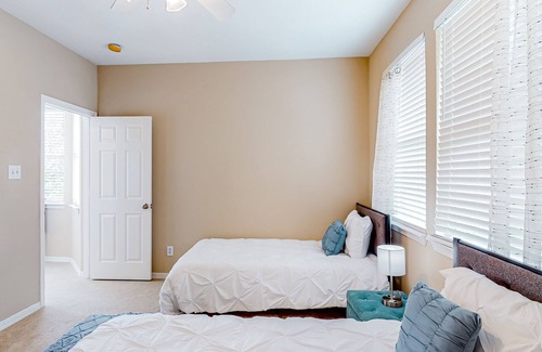 Pearland House | Charming home outside of the city with a large yard, washer/dryer, & central AC