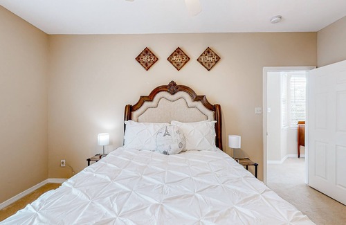 Pearland House | Charming home outside of the city with a large yard, washer/dryer, & central AC