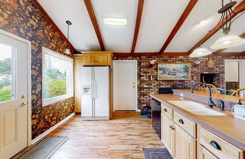Penn Yan House | Charming home with firepit, skiing nearby, full kitchen, central AC, & W/D