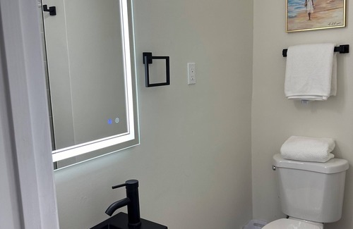 Lake Wales Hotel | Charming hotel in adorable Lake Wales with WiFi, AC, with a beautiful lake view.