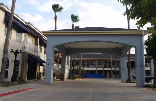 McAllen Hotel | Charming hotel in phenomenal McAllen with WiFi, AC in the center of the town