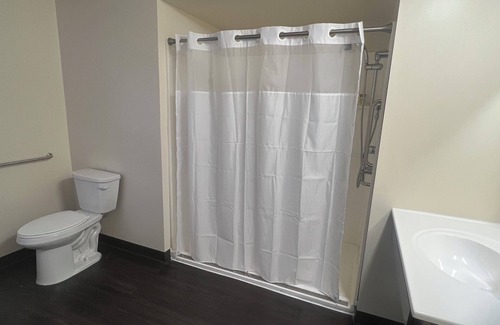 Rochester Hotel | Charming Hotel Rooms w/bar, pool tables, dart board and restaurant downstairs