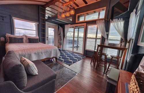 Grant-Valkaria Boat Rental | Charming house boat with 2 bedrooms and WiFi, AC in peaceful Grant-Valkaria