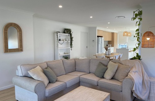 Orford House | Charming house nestled between Orford's golf course, winery, and beaches.