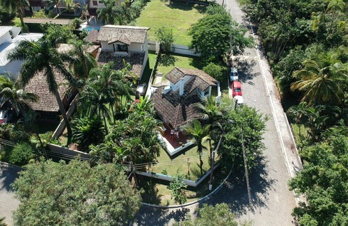 Barequecaba House | Charming house of architect, 80 meters from the beach, within Condominium.