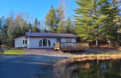 Medford House | Charming house on wooded acreage 1/4 mi from Sackett Lk in Medford with WiFi, AC