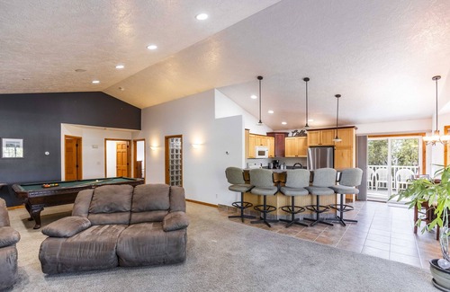 Great Falls House | Charming house with sauna, jetted tub, and pool table. Cozy open floor plan.