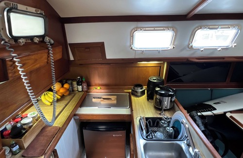 Coconut Grove Boat Rental | Charming Houseboat in Marvelous Miami with AC