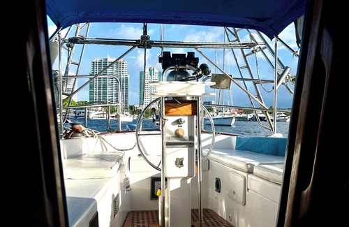 Coconut Grove Boat Rental | Charming Houseboat in Marvelous Miami with AC