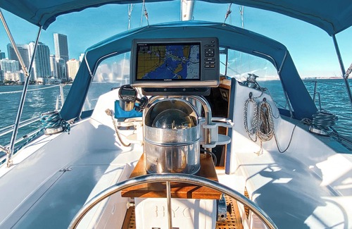 Coconut Grove Boat Rental | Charming Houseboat in Marvelous Miami with AC