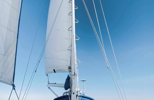 Coconut Grove Boat Rental | Charming Houseboat in Marvelous Miami with AC