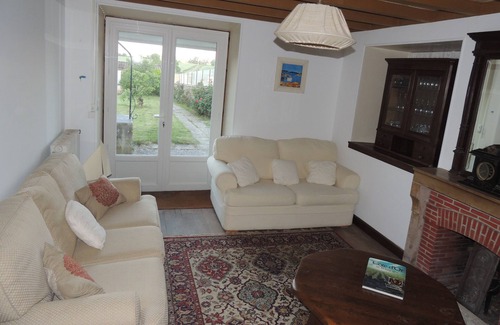 Commarin House | Charming individual house 170 m², enclosed garden, view of rolling Auxois hills.