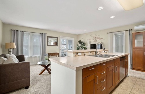 South Park Apartment | Charming Junipera One Bdrm in great location! (B)