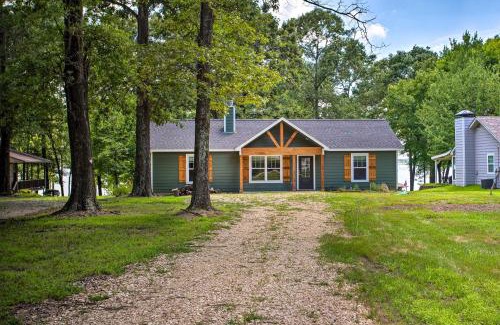 Yantis House | Charming Lake Fork Cottage with Screened-In Porch!