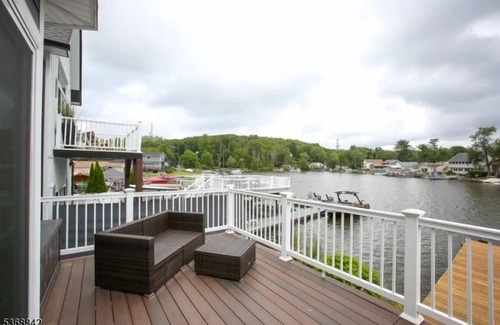 Lake Hopatcong House | Charming Lake Home on Lake Hopatcong in a quiet cove bring a boat or Waverunner