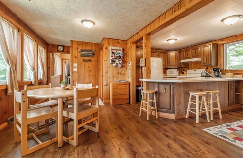 Friendship Cottage | CHARMING LAKEFRONT COTTAGE ON THE EASTERN SIDE OF CASTLE ROCK LAKE