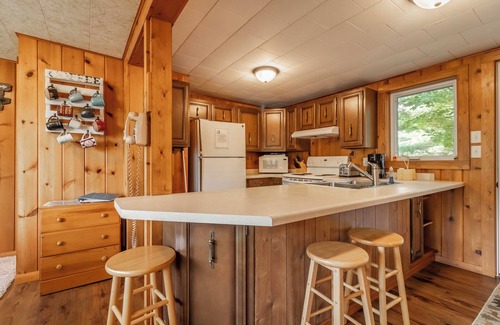 Friendship Cottage | CHARMING LAKEFRONT COTTAGE ON THE EASTERN SIDE OF CASTLE ROCK LAKE