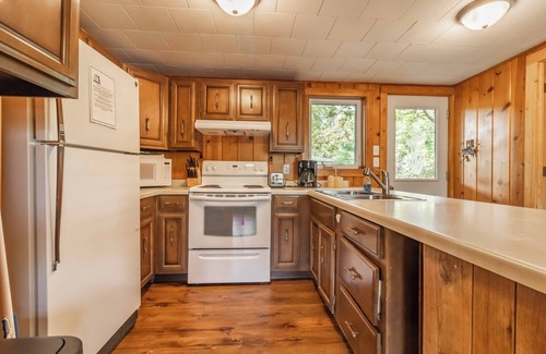 Friendship Cottage | CHARMING LAKEFRONT COTTAGE ON THE EASTERN SIDE OF CASTLE ROCK LAKE