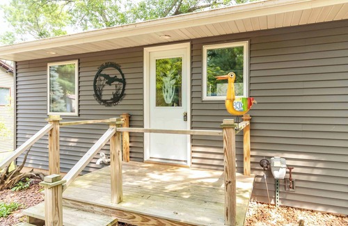 Friendship Cottage | CHARMING LAKEFRONT COTTAGE ON THE EASTERN SIDE OF CASTLE ROCK LAKE