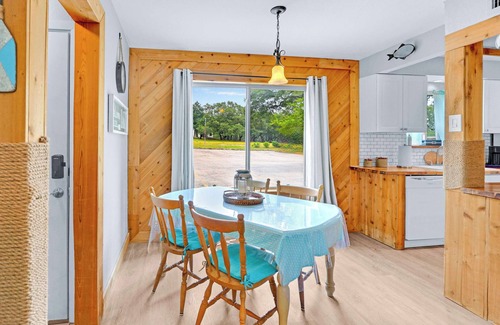 Canyon Lake Condo | Charming Lakeside Condo - Moments to Lake Fun
