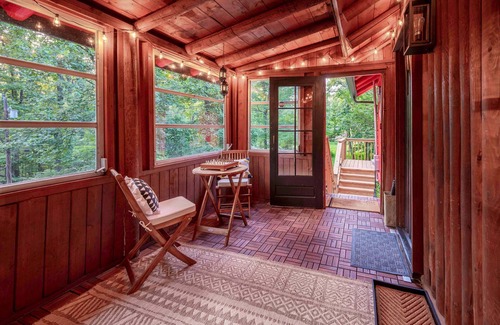 Kabletown Cabin | Charming Log Cabin in a Mountain Lake Community