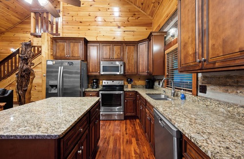 Chalet Village Cabin | Charming Log Cabin Escape! 4 King beds, Min to Gatlinburg, Frequent bear visits!