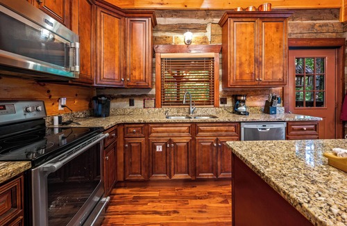 Chalet Village Cabin | Charming Log Cabin Escape! 4 King beds, Min to Gatlinburg, Frequent bear visits!
