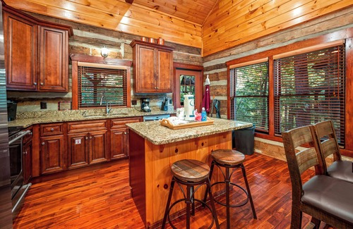Chalet Village Cabin | Charming Log Cabin Escape! 4 King beds, Min to Gatlinburg, Frequent bear visits!