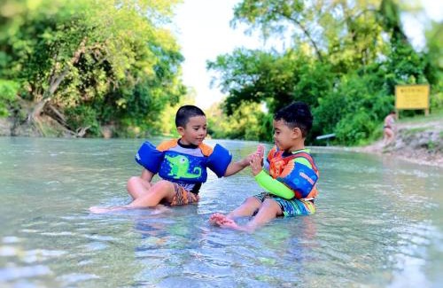 Prairie Lea House | Charming Log Cabin in Texas - Perfect Glamping Vacation on the San Marcos River near Kingsbury