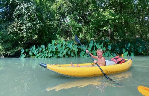 Prairie Lea House | Charming Log Cabin in Texas - Perfect Glamping Vacation on the San Marcos River near Kingsbury