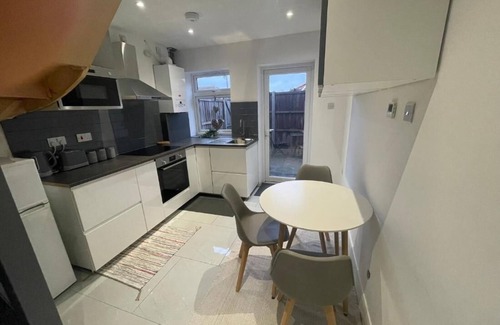Eltham West House | Charming London Retreat with Garden Views