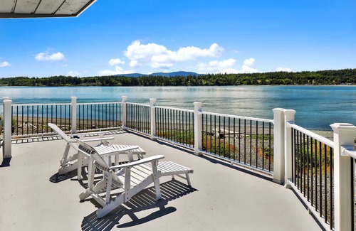Bellingham House | Charming Lummi Bay Waterfront Beach House