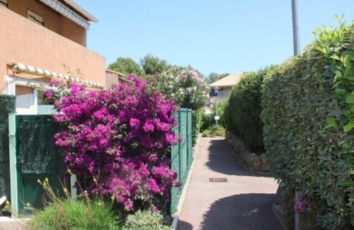 La Nartelle Apartment | Charming mazet, terrace, 300 m from the beach, right on the water.sleeps 4