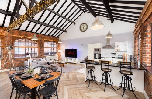 Birmingham City Centre House | Charming, modern and spacious 4bed townhome with WiFi in JQ with secure parking