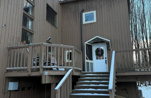 Westford House | Charming Mountain 2-bedroom Farmhouse with AC, WiFi in delightful Westford