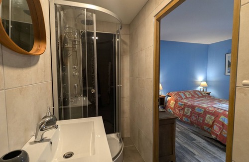 Rehaupal Bed & Breakfast | Charming Myosotis Room with Garden and DVD