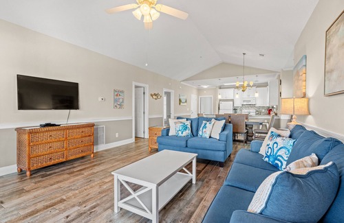 Central Myrtle Beach Condo | Charming Myrtlewood Condo Sleeps 6 Off-Season Getaway