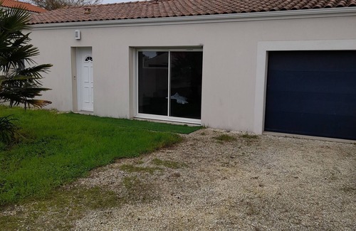 Muron House | Charming new house with terrace and garden