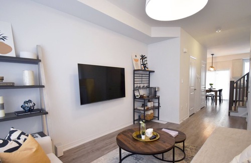 Hamilton House | Charming newly-built retreat, minutes to beachfront!
