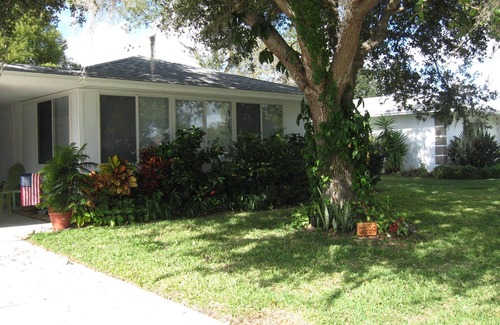 Gulf Gate Estates Villa | Charming "Old Florida" Villa - 2 miles from Siesta Key - Message BEFORE booking
