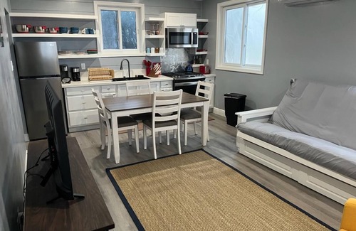 Winding Bay Cottage | Charming private cottage with WiFi and AC in beautiful Whale Point