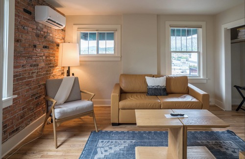 Historic Downtown Durango Hotel | Charming Pet Friendly Queen One Bedroom Suite w/Kitchen & Living