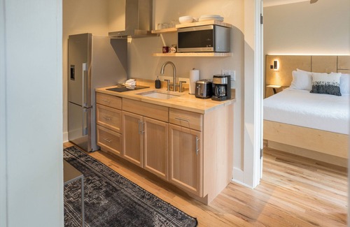 Historic Downtown Durango Hotel | Charming Pet Friendly Queen One Bedroom Suite w/Kitchen & Living