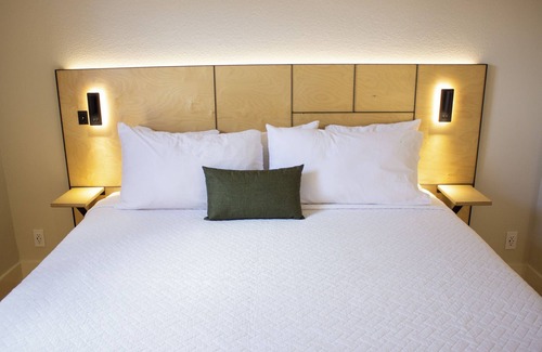 Historic Downtown Durango Hotel | Charming Pet Friendly Queen One Bedroom Suite w/Kitchen & Living