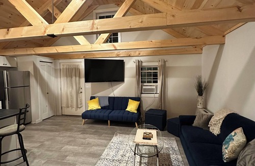 Biddeford Apartment | Charming pet-friendly guest house in Biddeford