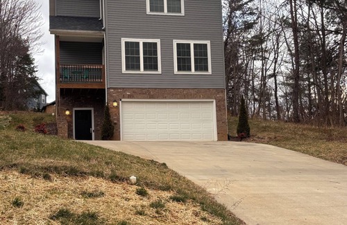 Johnson City House | Charming Private 2-bedroom House in the Center of Wonderful Johnson City!