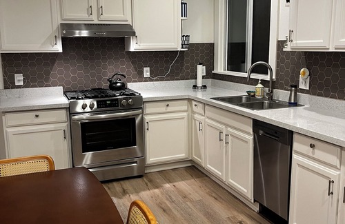 Oakland House | Charming, private 3BR cottage with WiFi, A/C, full washer & dryer in Oakland